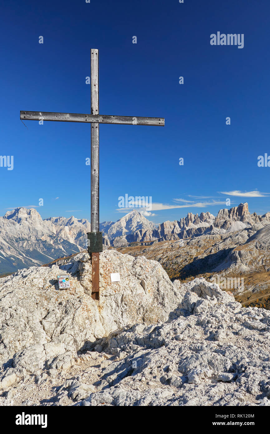 Vertice di croce del Sas de Stria, Dolomiti, Belluno, Veneto, Italia. Foto Stock