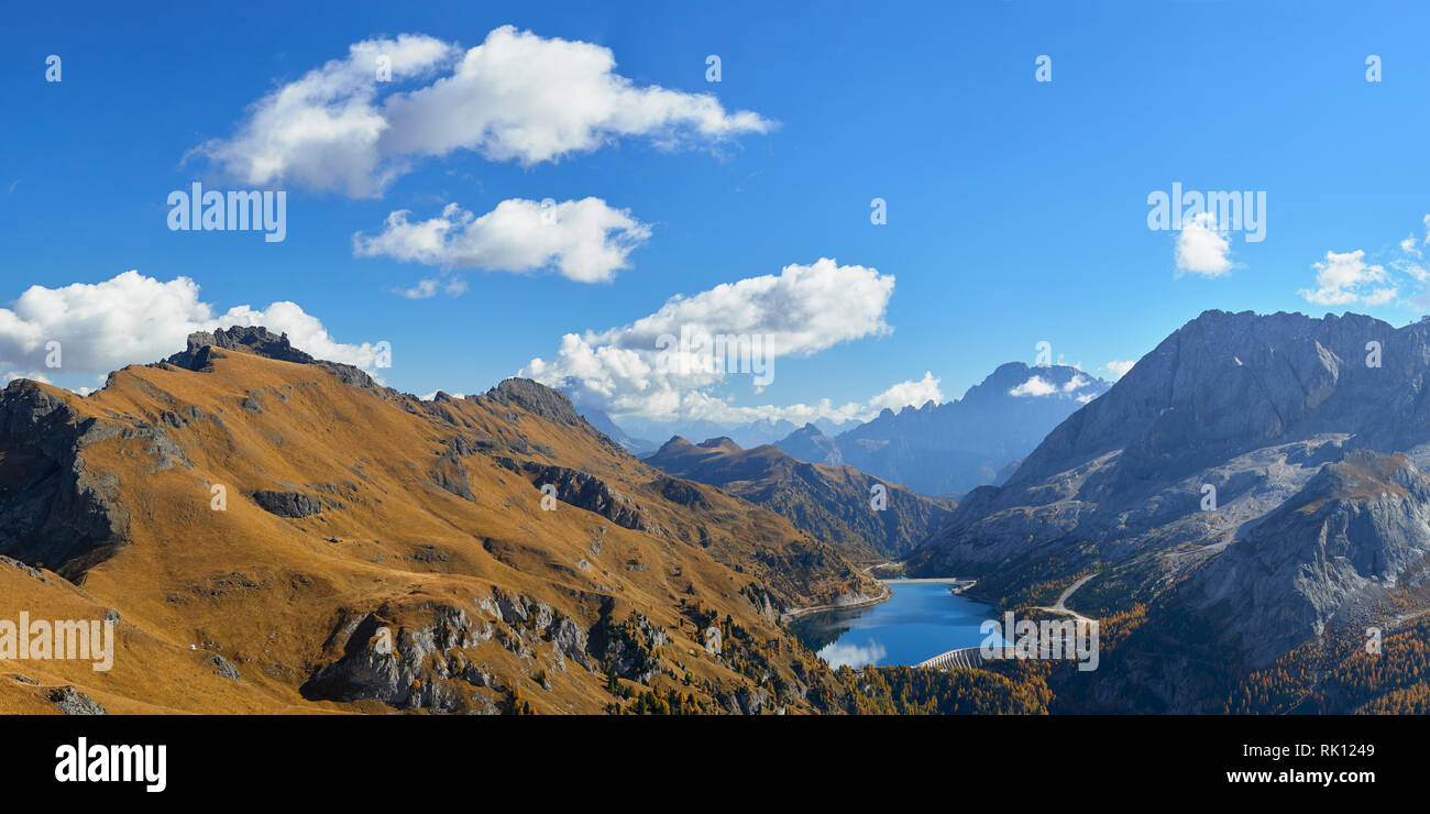 Vista panoramica su Lado Fedaia dal sentiero Viel del Pan, Dolomiti, Trentino, Italy. Foto Stock