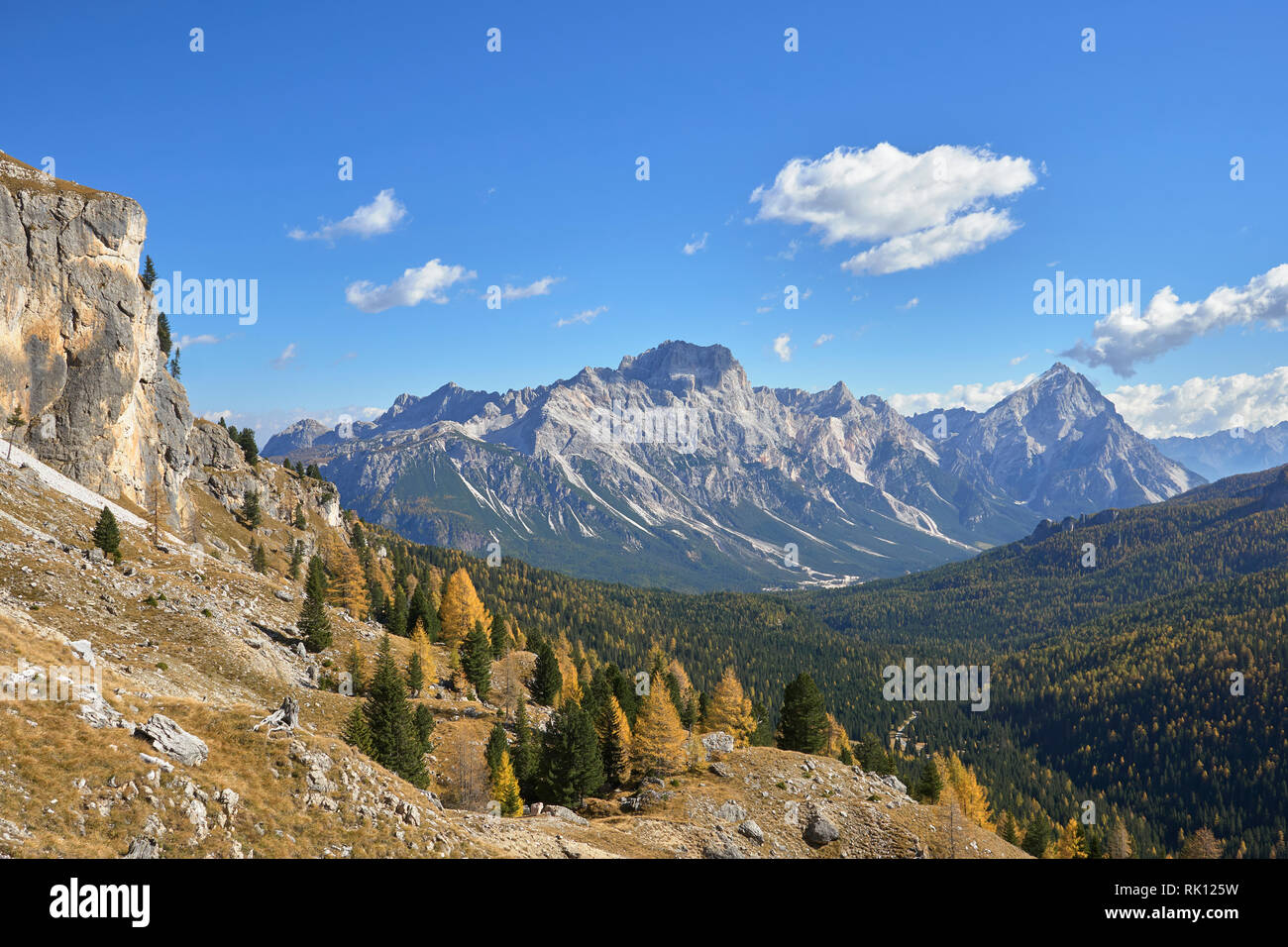 Il gruppo Sorapis e Monte Antelao, visto da vicino il Passo Falzarego, Dolomiti, Belluno, Veneto, Italia Foto Stock