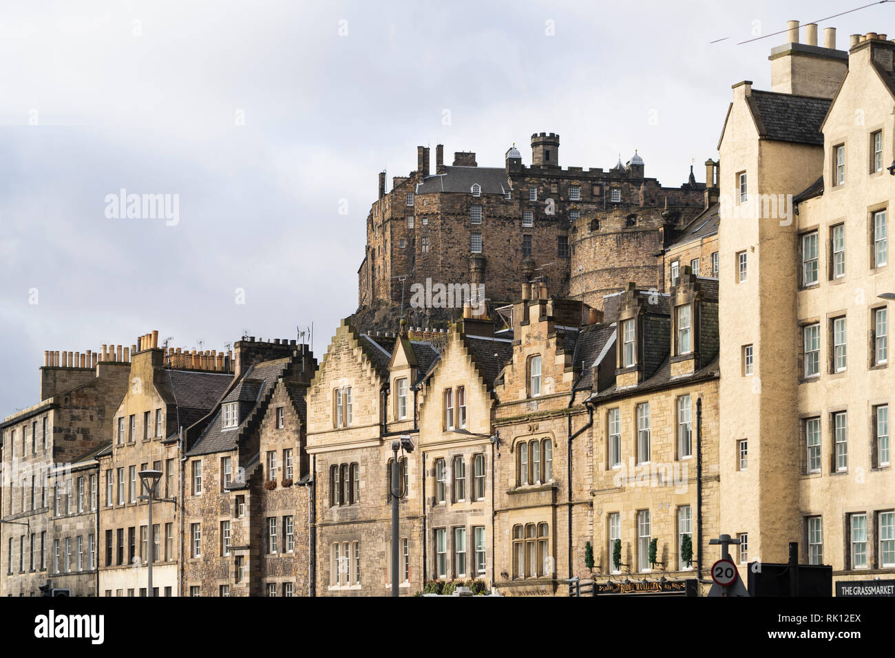 Vista della vecchia pietra tenement edifici al Grassmarket e il Castello di Edimburgo al posteriore, Edimburgo, Scozia, Regno Unito Foto Stock