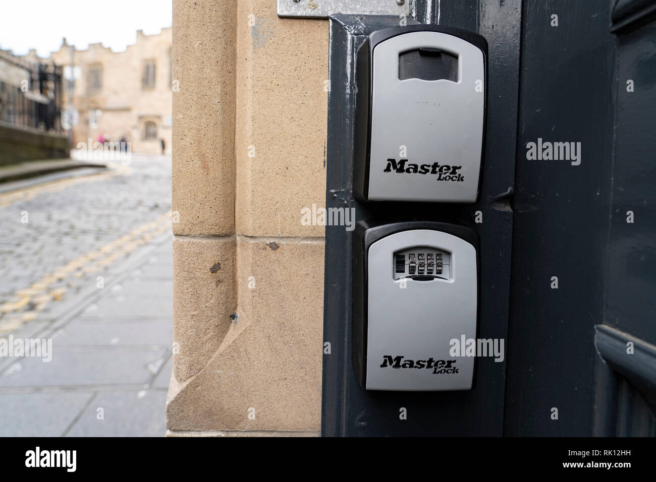Le caselle chiave per AirbnB agli ospiti di accedere a chiavi porta al di fuori di edificio di appartamenti in Edimburgo Città Vecchia, Scotland, Regno Unito Foto Stock