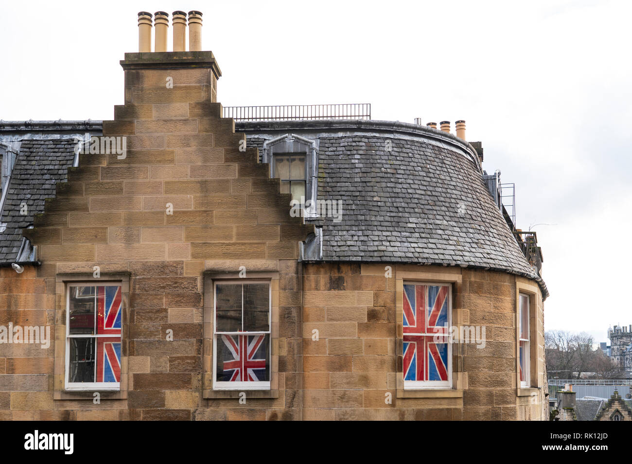 Il vecchio edificio di appartamenti con Union Jack Flag in windows in Edinburgh Old Town , Scozia, Regno Unito Foto Stock