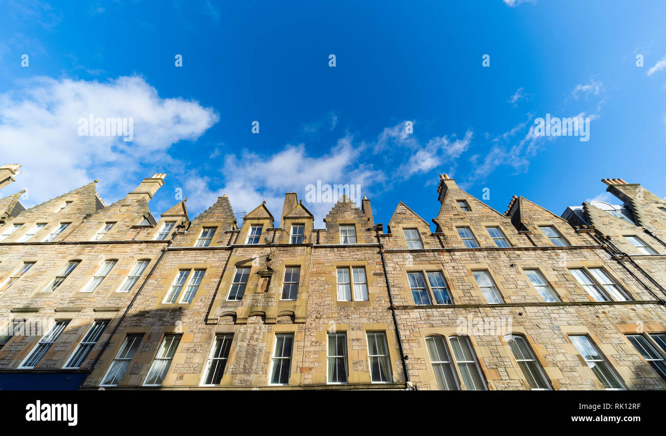Vista della fila di storici edifici di appartamenti in Edimburgo Città Vecchia, Scotland, Regno Unito Foto Stock