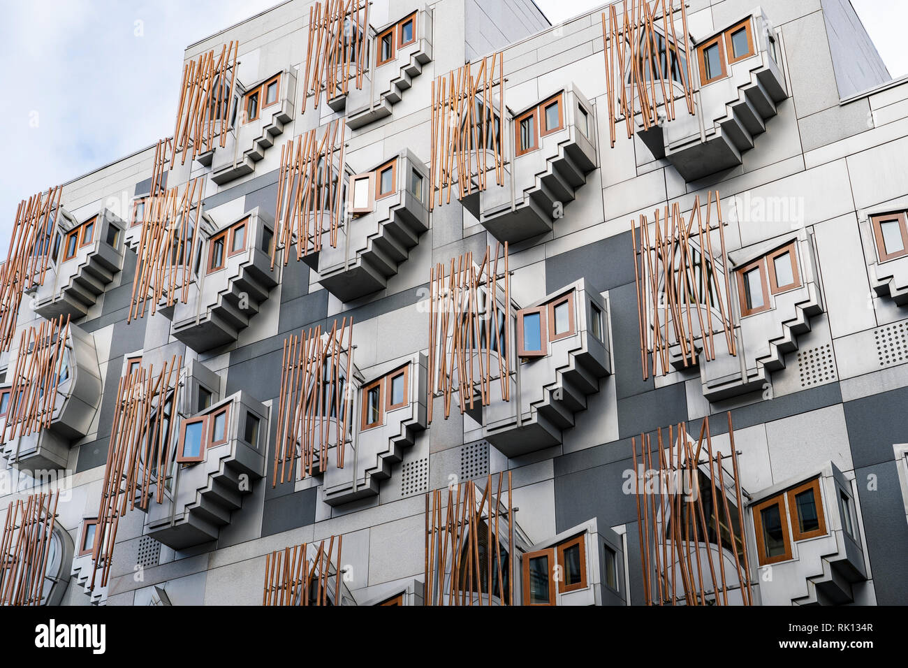 La facciata esterna dettaglio di windows sull'edificio del Parlamento scozzese a Holyrood a Edimburgo, Scozia, Regno Unito Foto Stock