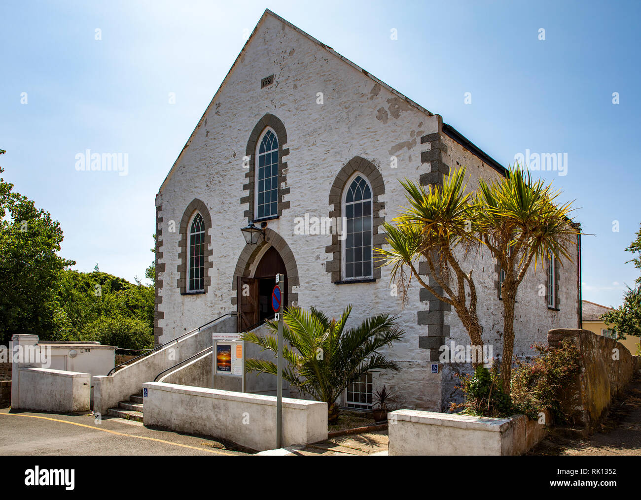 La chiesa metodista in fondo Victoria Streeet in St Anne's Town Center su Alderney Isole del Canale. Foto Stock