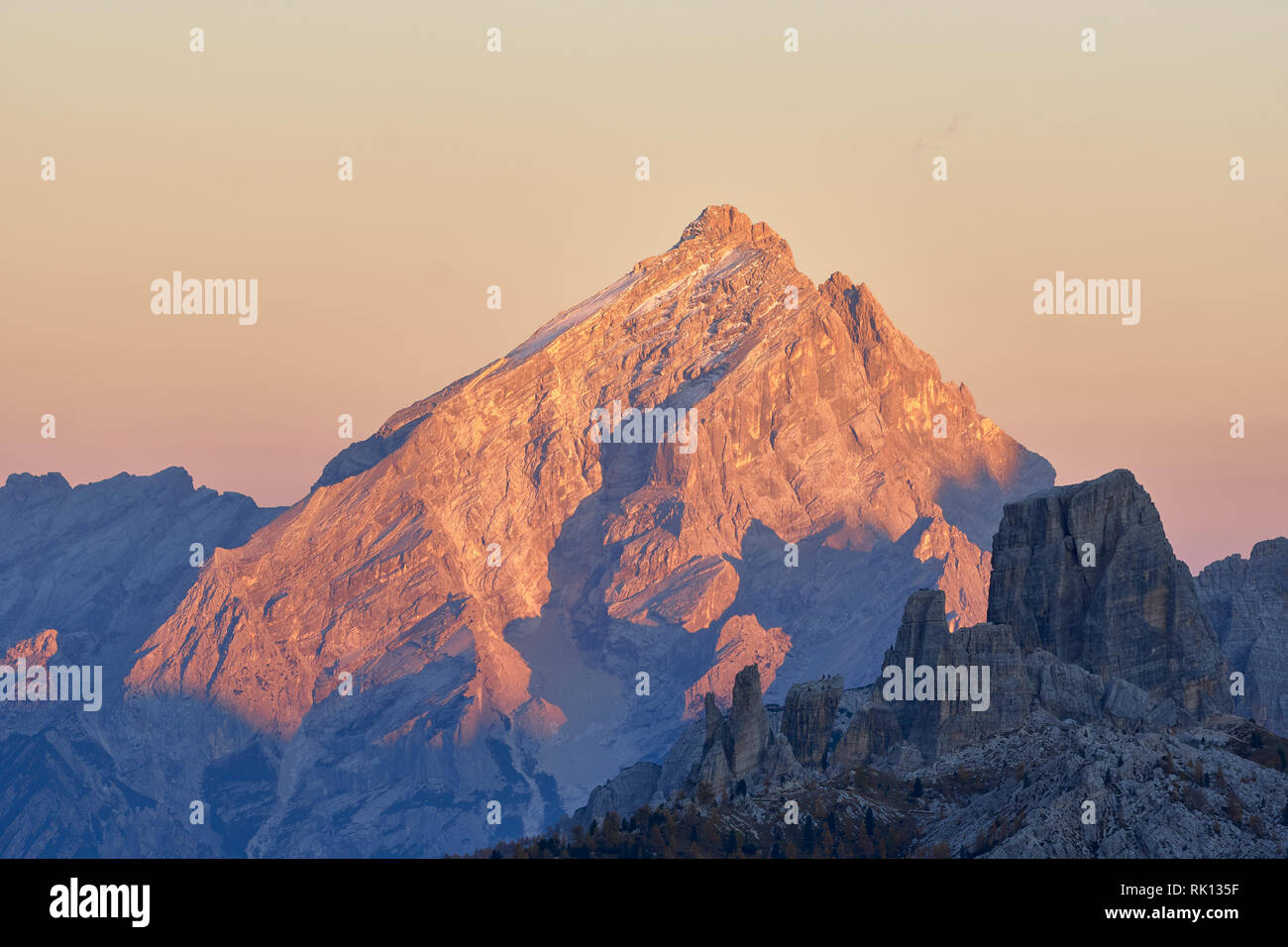 Monte Antelao, re delle Dolomiti, al tramonto, Belluno, Veneto, Italia Foto Stock