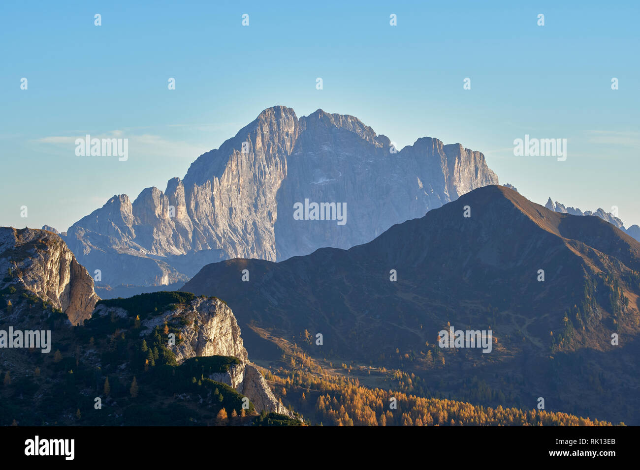 Vista del Monte Civetta da vicino il Passo Falzarego, Dolomiti, Belluno, Veneto, Italia Foto Stock