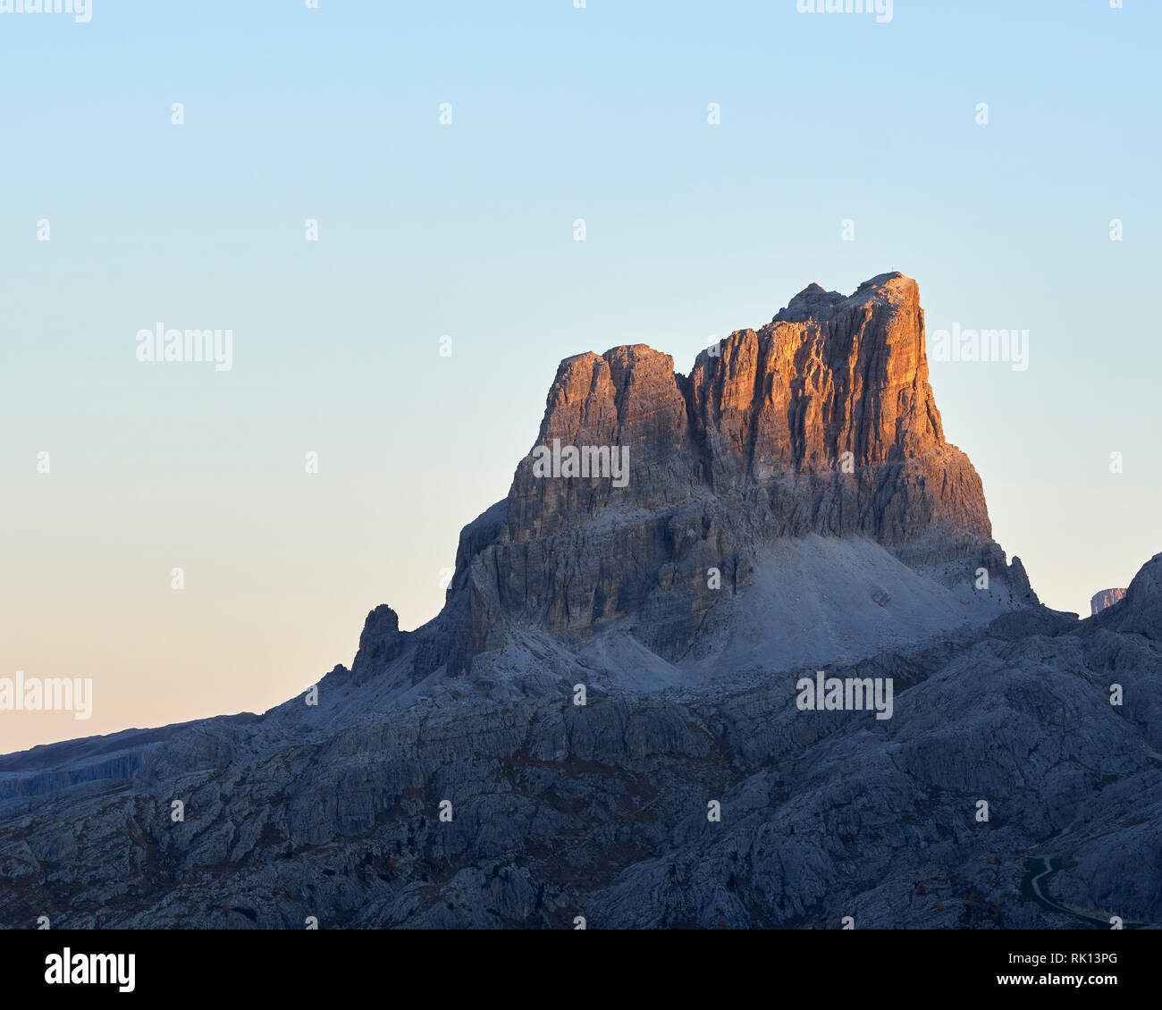 Il vertice di Averau cattura l'ultimo del sole serale, Dolomiti, Belluno, Veneto, Italia Foto Stock