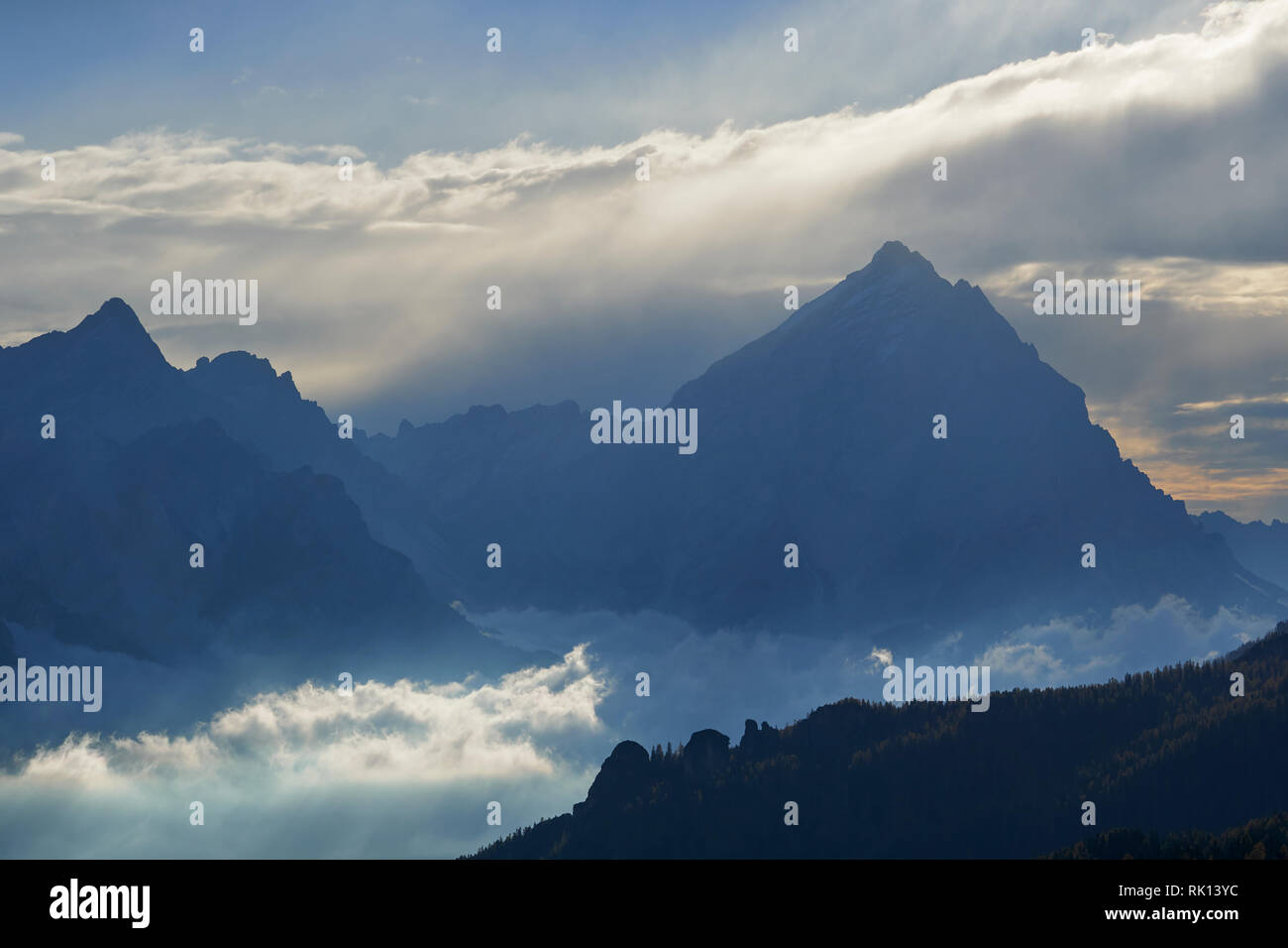 Monte Antelao, visto da vicino il Passo Falzarego, Dolomiti, Belluno, Veneto, Italia Foto Stock