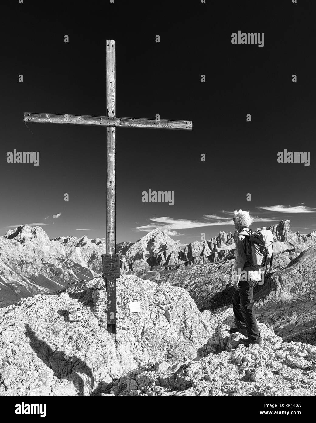 Femmina, anziani walker sul vertice del Sas de Stria, Dolomiti, Belluno, Veneto, Italia. In bianco e nero Foto Stock