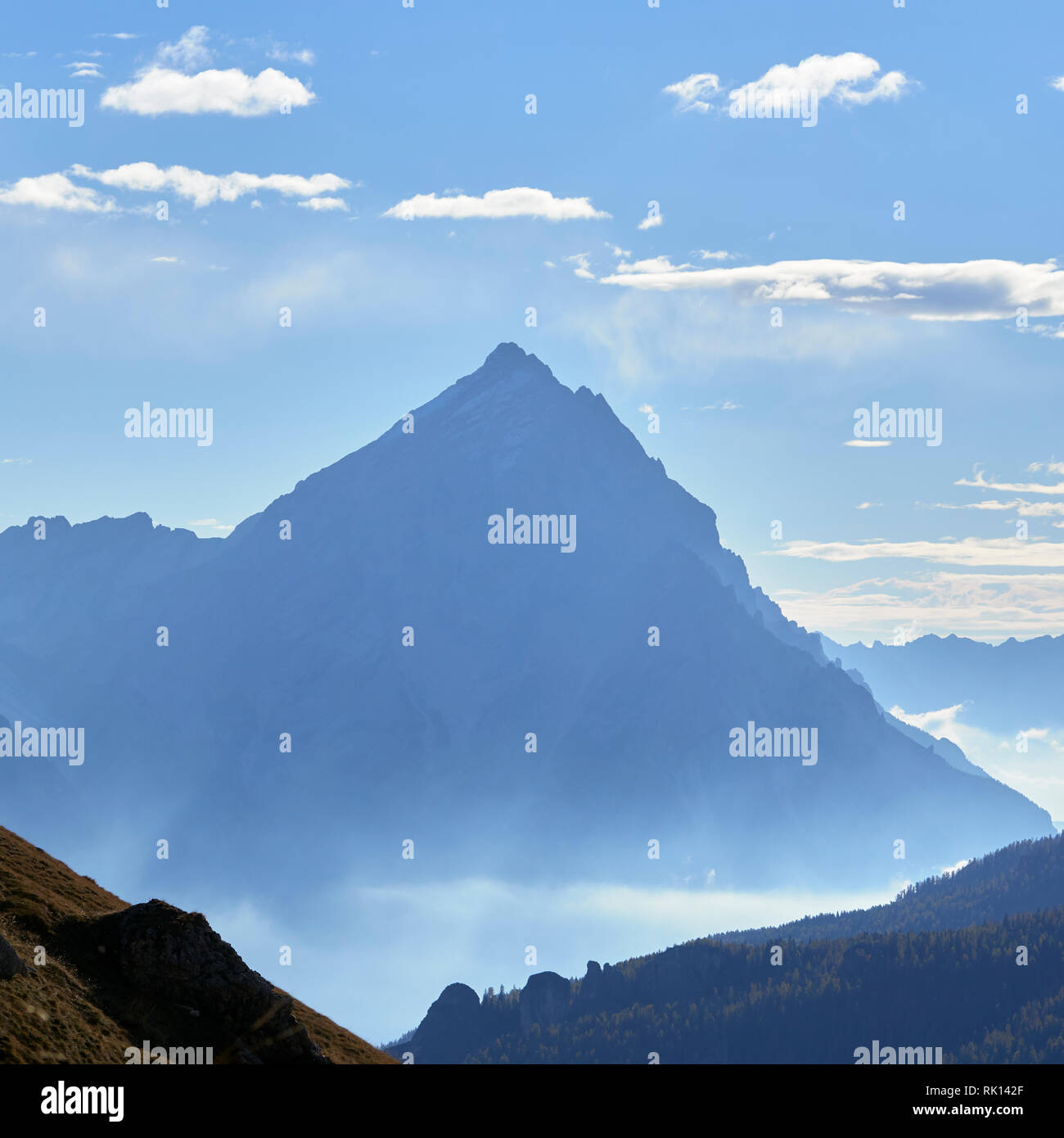 Monte Antelao, visto da vicino il Passo Falzarego, Dolomiti, Belluno, Veneto, Italia Foto Stock
