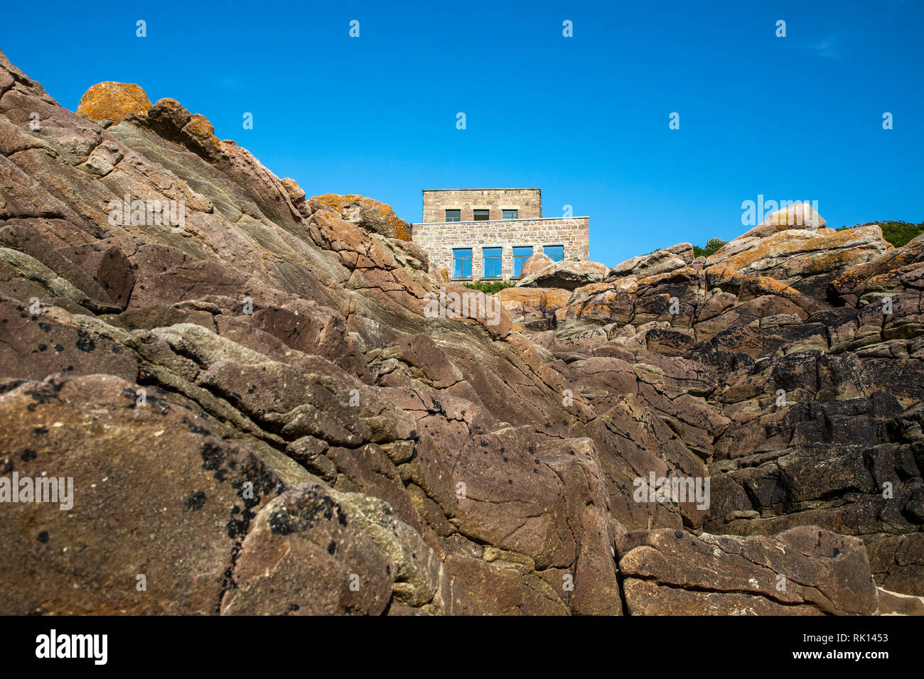 Parte di Fort Corblets su Alderney, che mostra la natura inattaccabile della sua posizione come un forte. Foto Stock