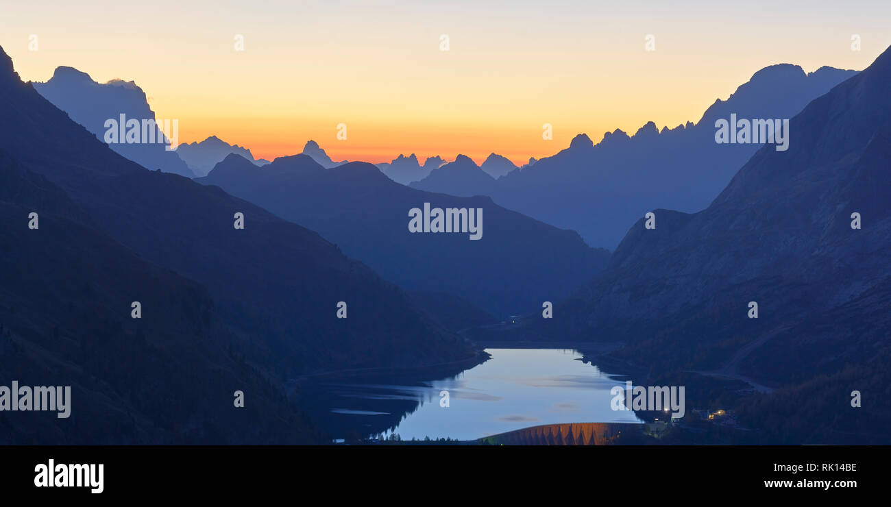 Vista panoramica su Lado Fedaia al sunrise, Dolomiti, Trentino, Italy. Foto Stock