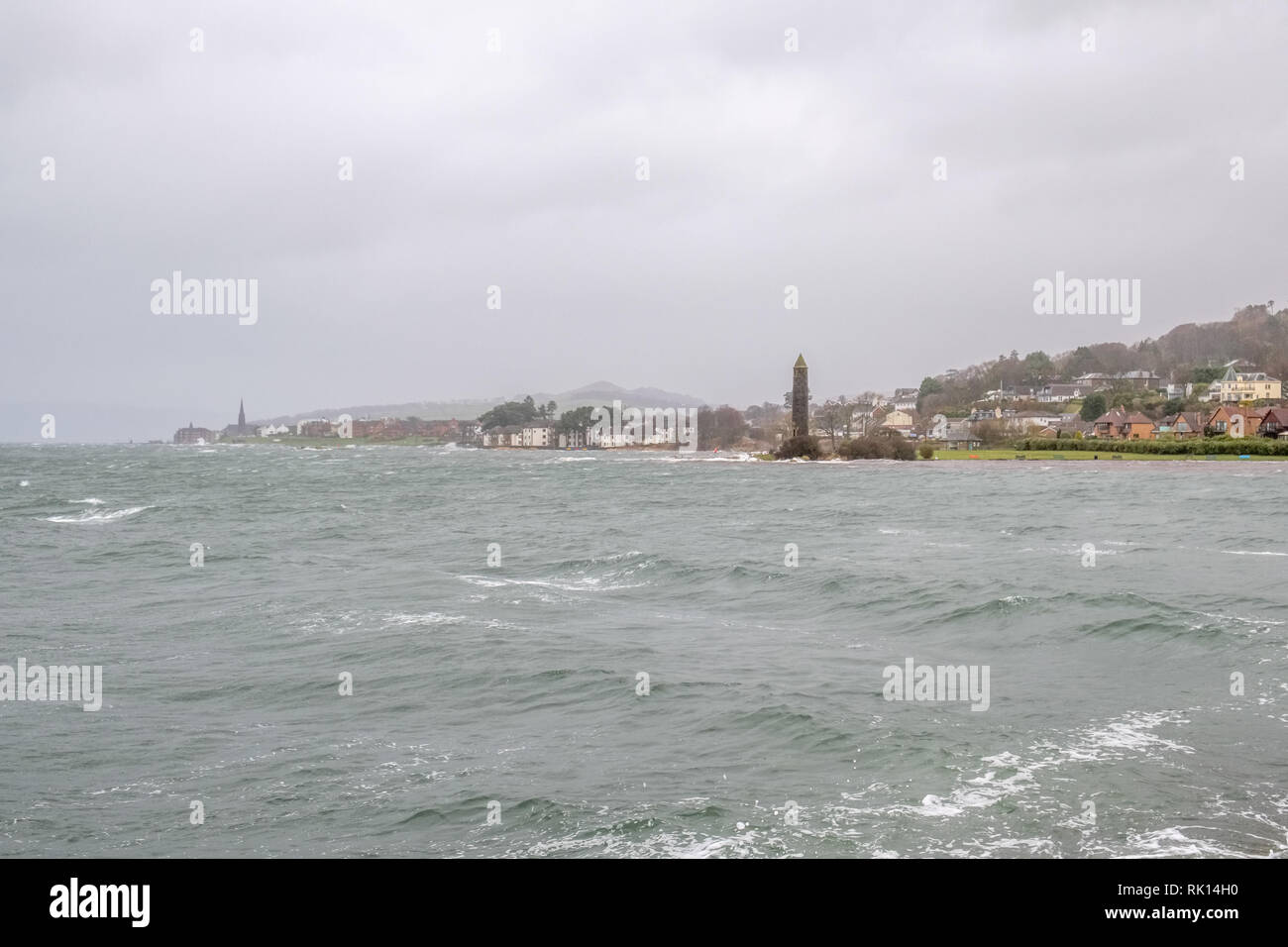 La città di Largs è colpito dalla tempesta Eric come torential onde di pioggia e vento a buffet la città e il lungomare causando la A78 strada costiera fuori della matassa Foto Stock