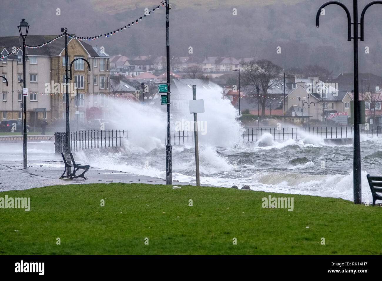 Largs, Scozia - Febbraio 08, 2019: La città di Largs è colpito dalla tempesta Eric come torential onde di pioggia e vento a buffet la città e il lungomare ca Foto Stock