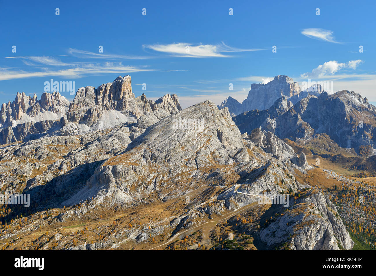 Vista dalla cima del Sas de Stria, Dolomiti, Belluno, Veneto, Italia. LtoR, vertice di Averau cattura l'ultimo del sole serale, Dolomiti, Bel Foto Stock