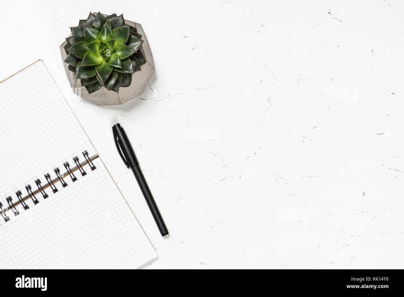 Office Workplace sulla scrivania bianca. Foto Stock