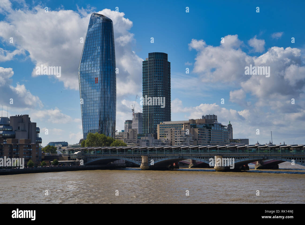 LONDON, Regno Unito - 9 Settembre 2018: a piedi lungo il fiume Tamigi, vista del centro business della città, edifici ad alta Foto Stock