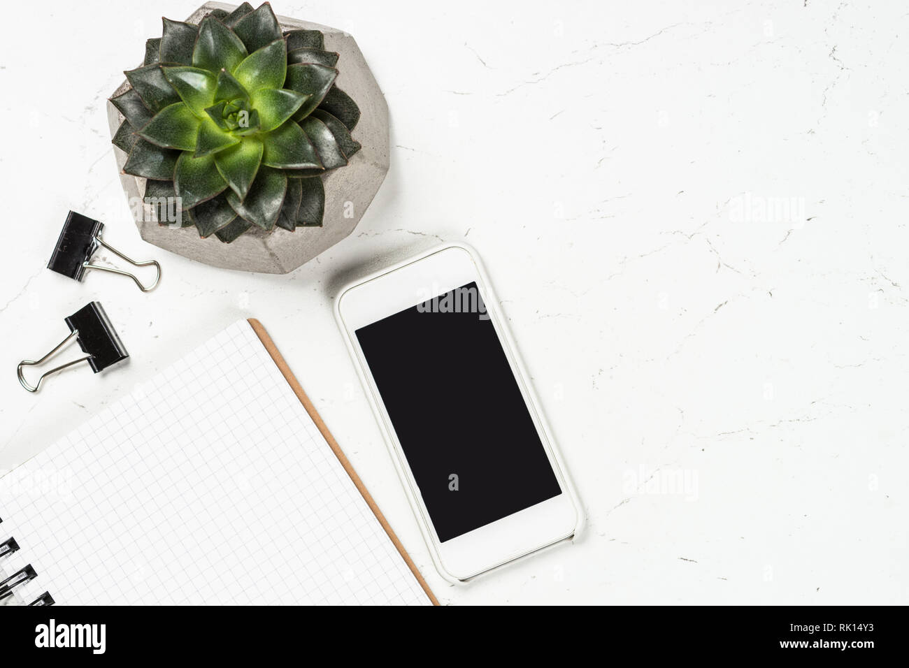 Office Workplace sulla scrivania bianca. Foto Stock
