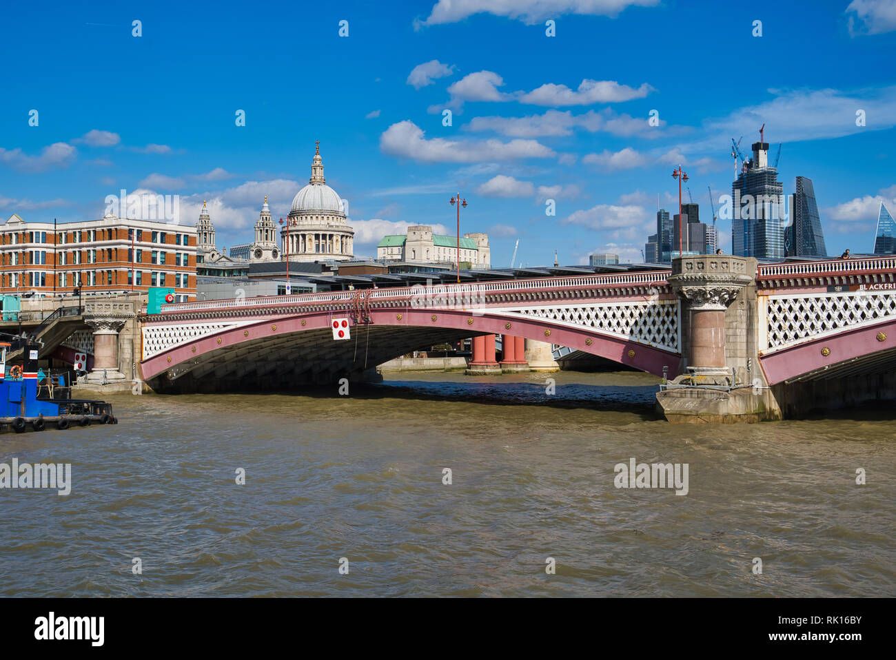 LONDON, Regno Unito - 9 Settembre 2018: Blackfriars Bridge è una strada e il traffico pedonale ponte sul Fiume Tamigi a Londra Foto Stock