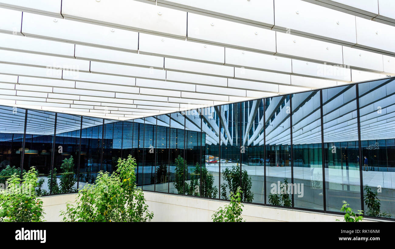 Le linee lunghe, specchi e piani di ampia la creazione di spazi aperti in architettura moderna. Posizione: EDP sede a Lisbona, Portogallo Foto Stock