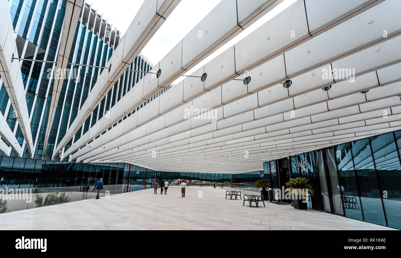 Le linee lunghe la creazione di una prospettiva tridimensionale su di un moderno edificio di architettura Ubicazione: EDP sede a Lisbona, Portogallo Foto Stock