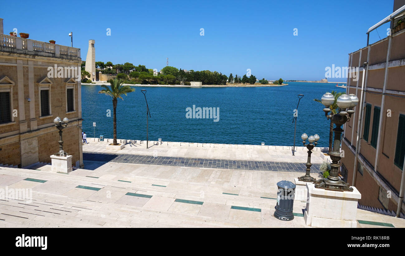 Il lungomare di Brindisi città vecchia, Puglia, Italia Foto Stock