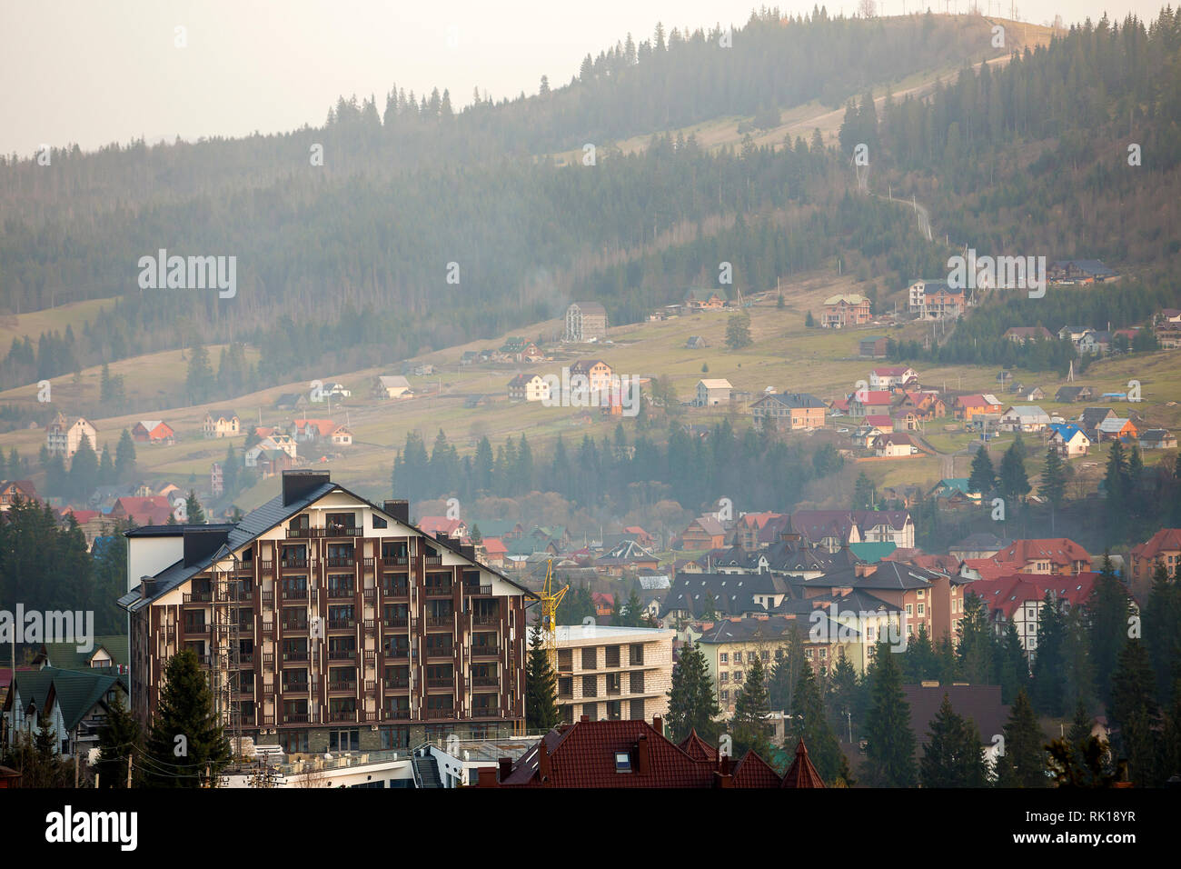 Bukovel ski resort village nelle montagne dei Carpazi area ecologica. Confortevole e moderno hotel, case residenziali, cottage in costruzione su verde Foto Stock