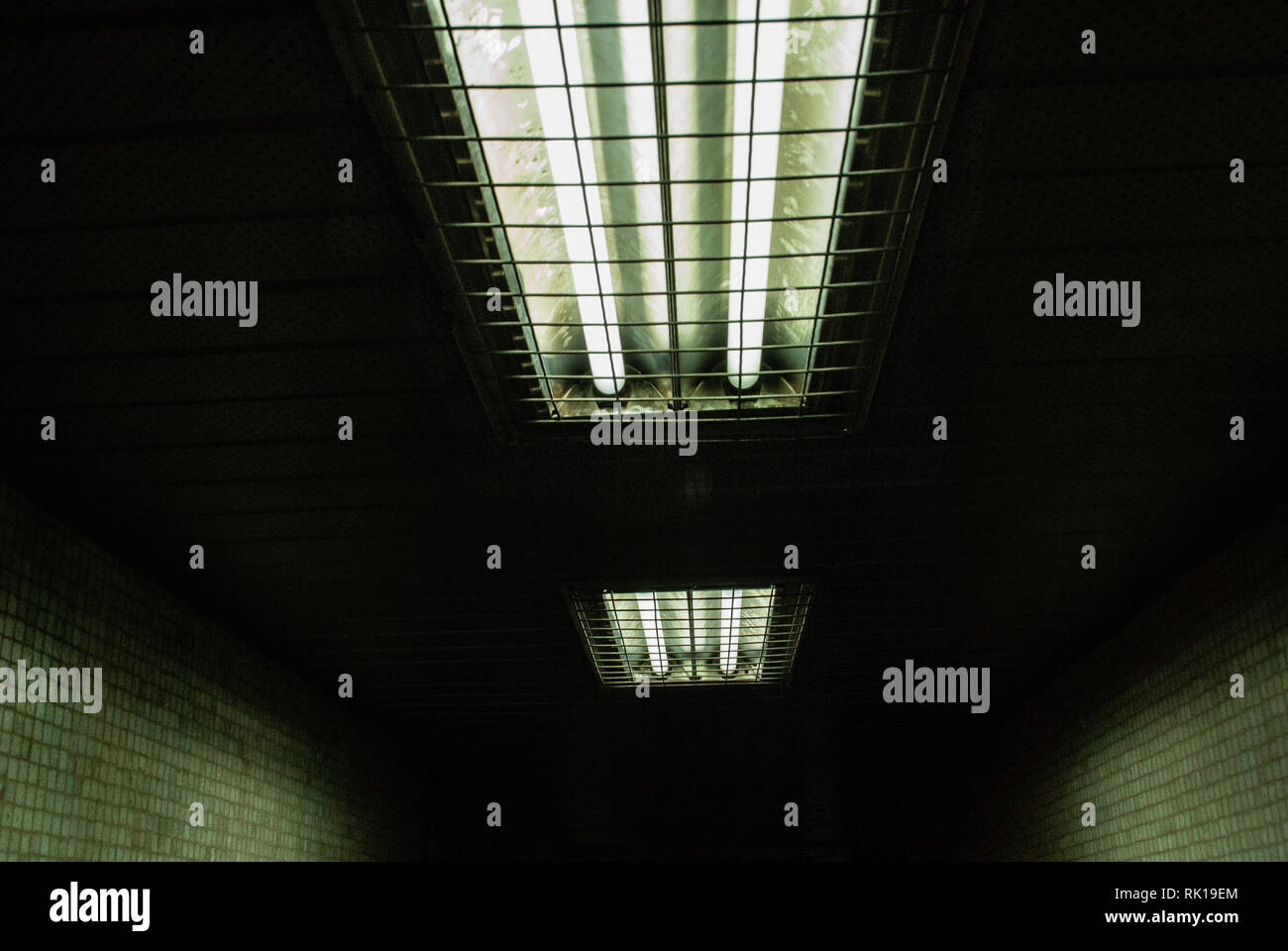 Corridoio scuro in toni di colore verdastro con illuminazione. immagine con un numero sufficiente di prospettiva. Foto Stock