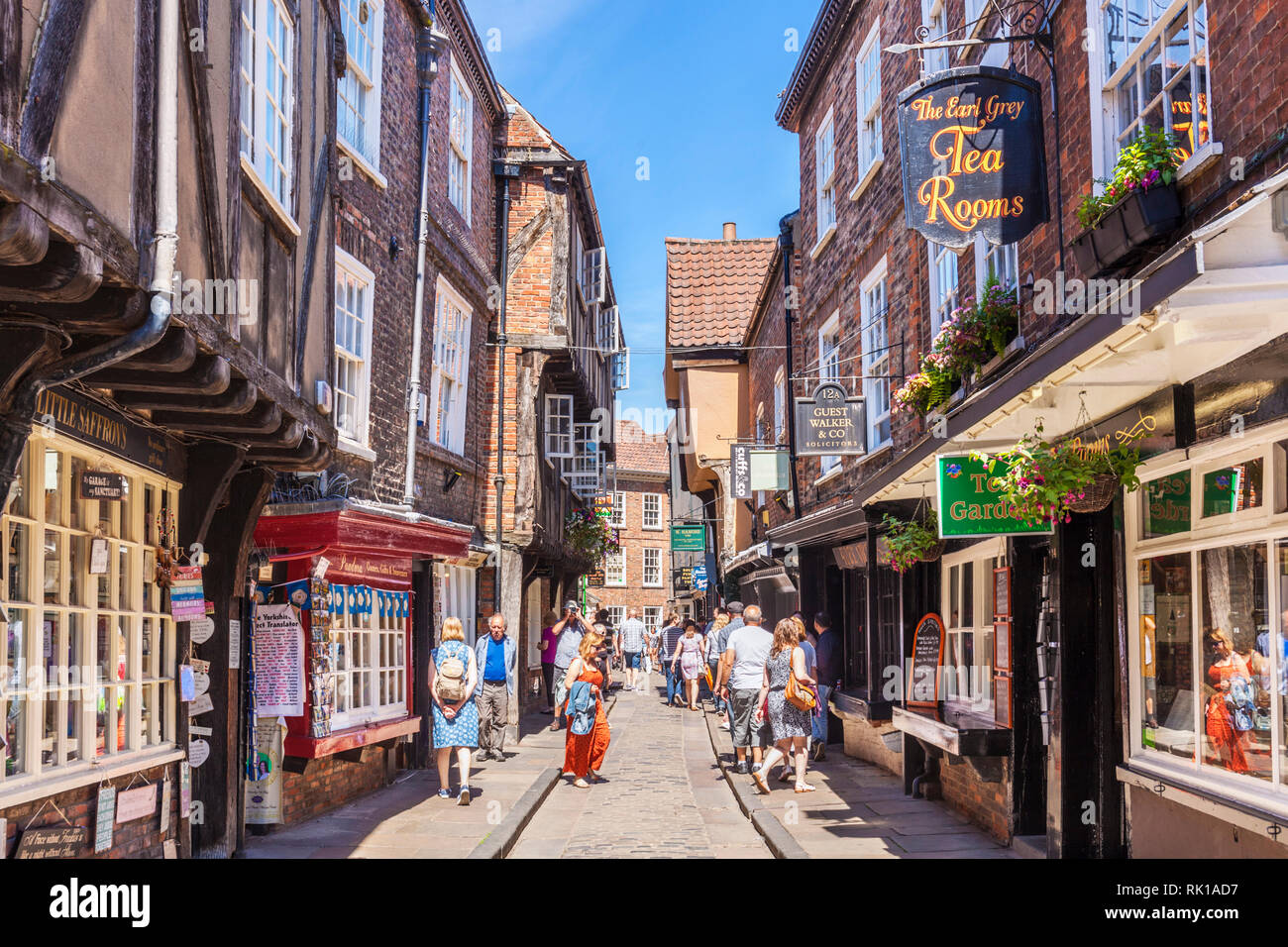 York Shambles turisti percorrendo a piedi il caos della strada stretta del mezzo in legno vecchio edifici medievali York Yorkshire England Regno Unito GB Europa Foto Stock