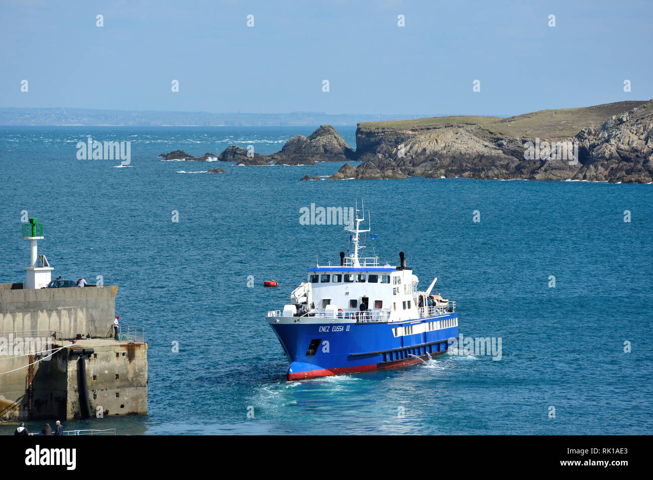 Isola di Ushant (Ile d'Ouessant'): il porto rigido. Barca Enez Eussa III, appartenente alla compagnia di navigazione Penn ar Bed, entrando nel porto Foto Stock
