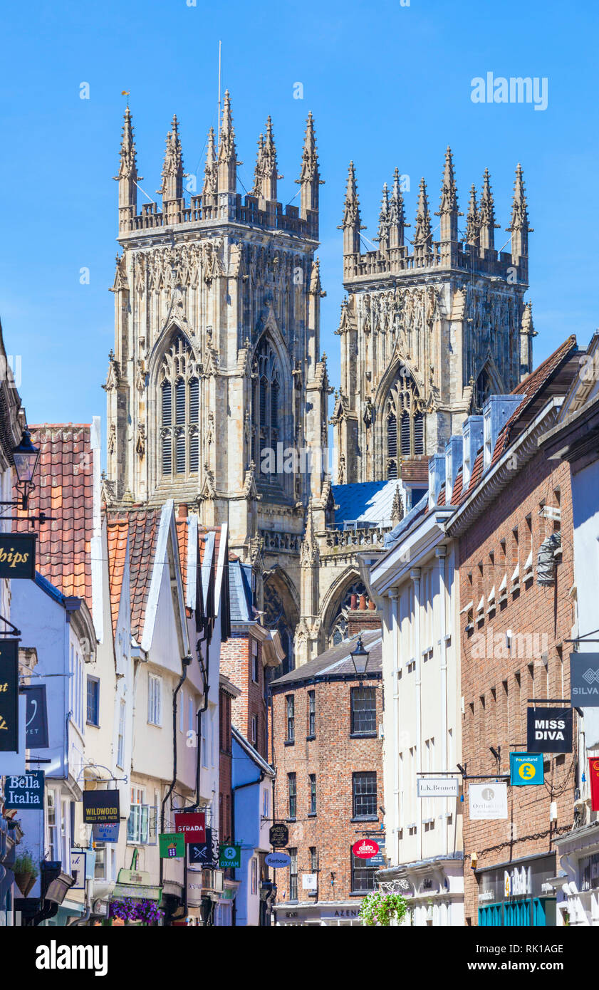 York Minster e negozi a basso Petergate York Yorkshire Inghilterra gb uk Europa Foto Stock