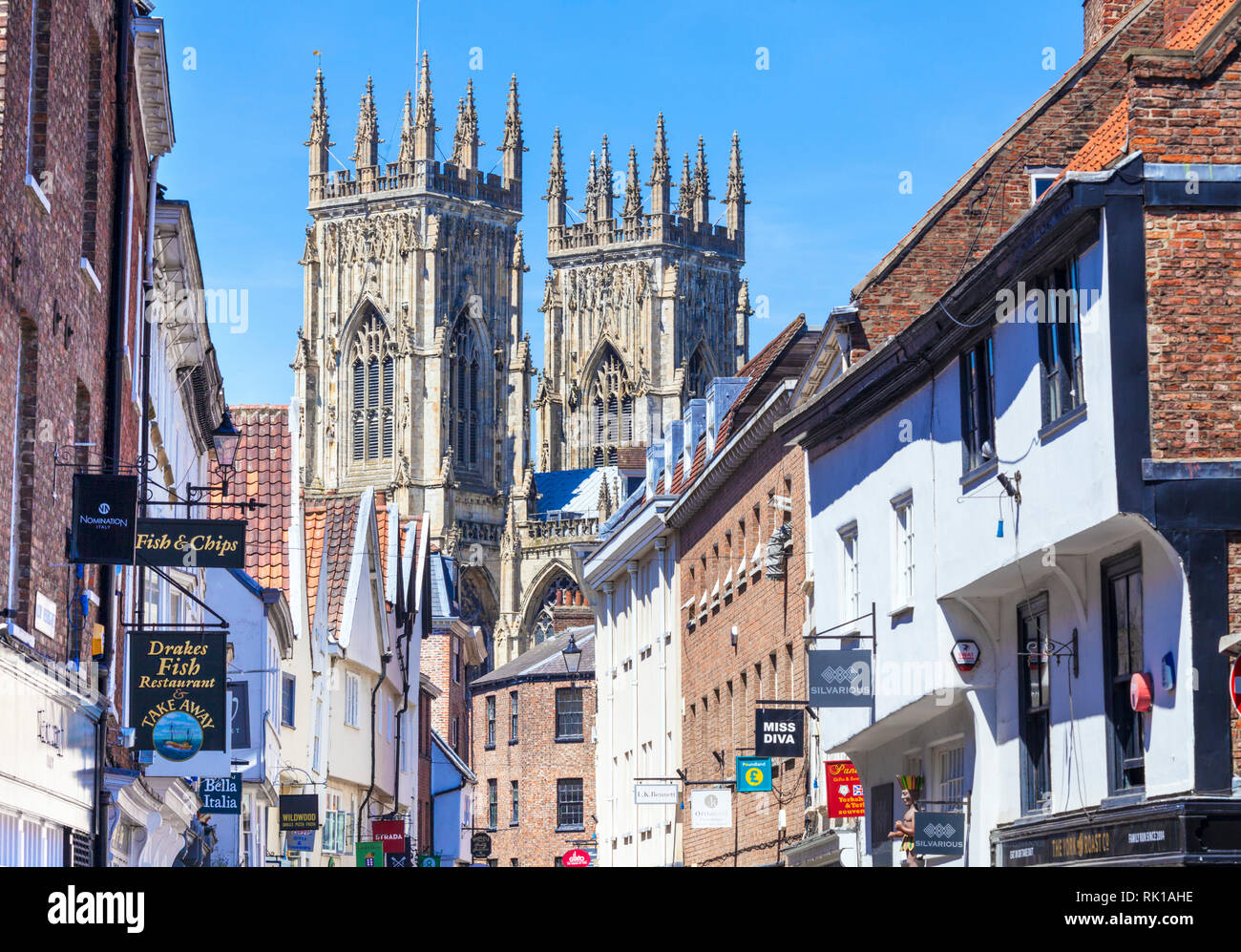 York Minster e negozi a basso Petergate York Yorkshire Inghilterra gb uk Europa York Inghilterra Foto Stock