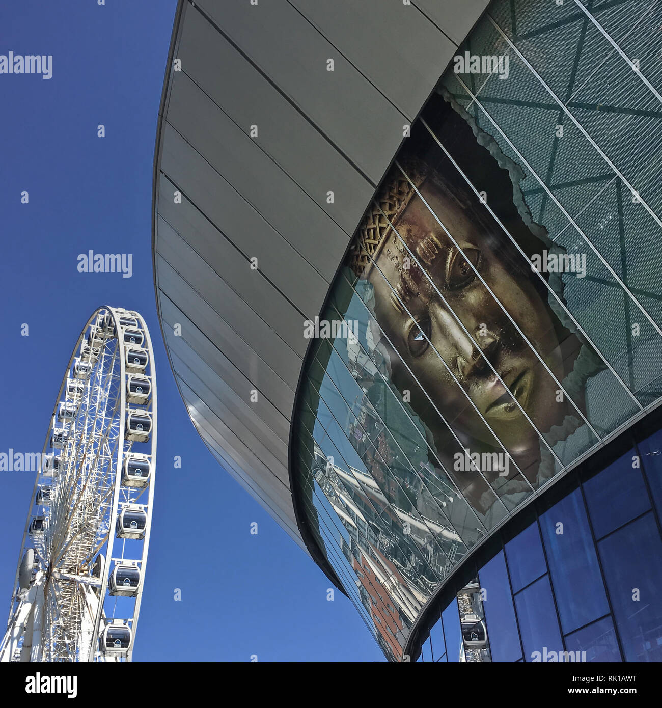 Liverpool M&S Banca o Echo Arena e la ruota Foto Stock