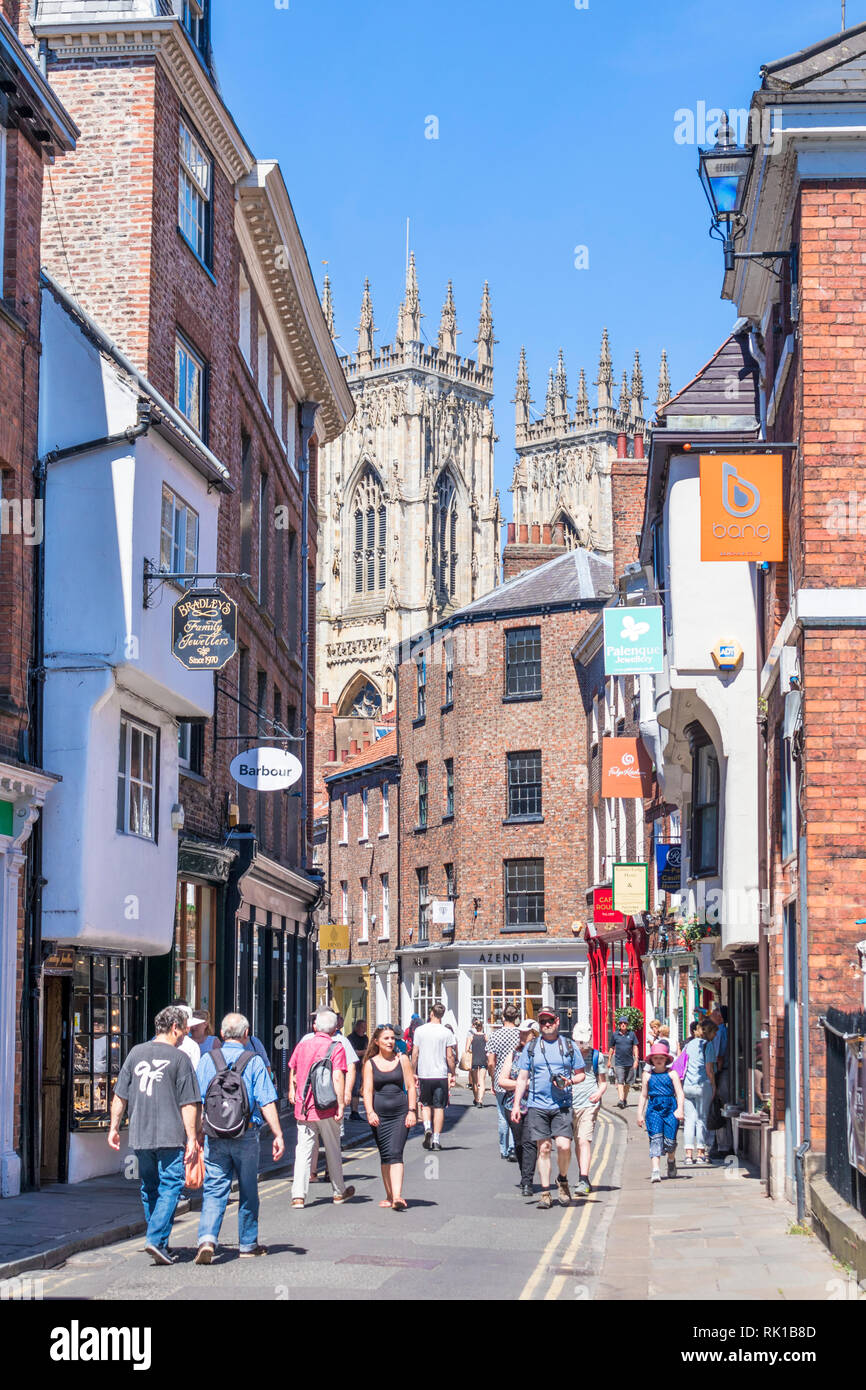 York Minster e negozi a basso Petergate York Yorkshire Inghilterra gb uk Europa Foto Stock