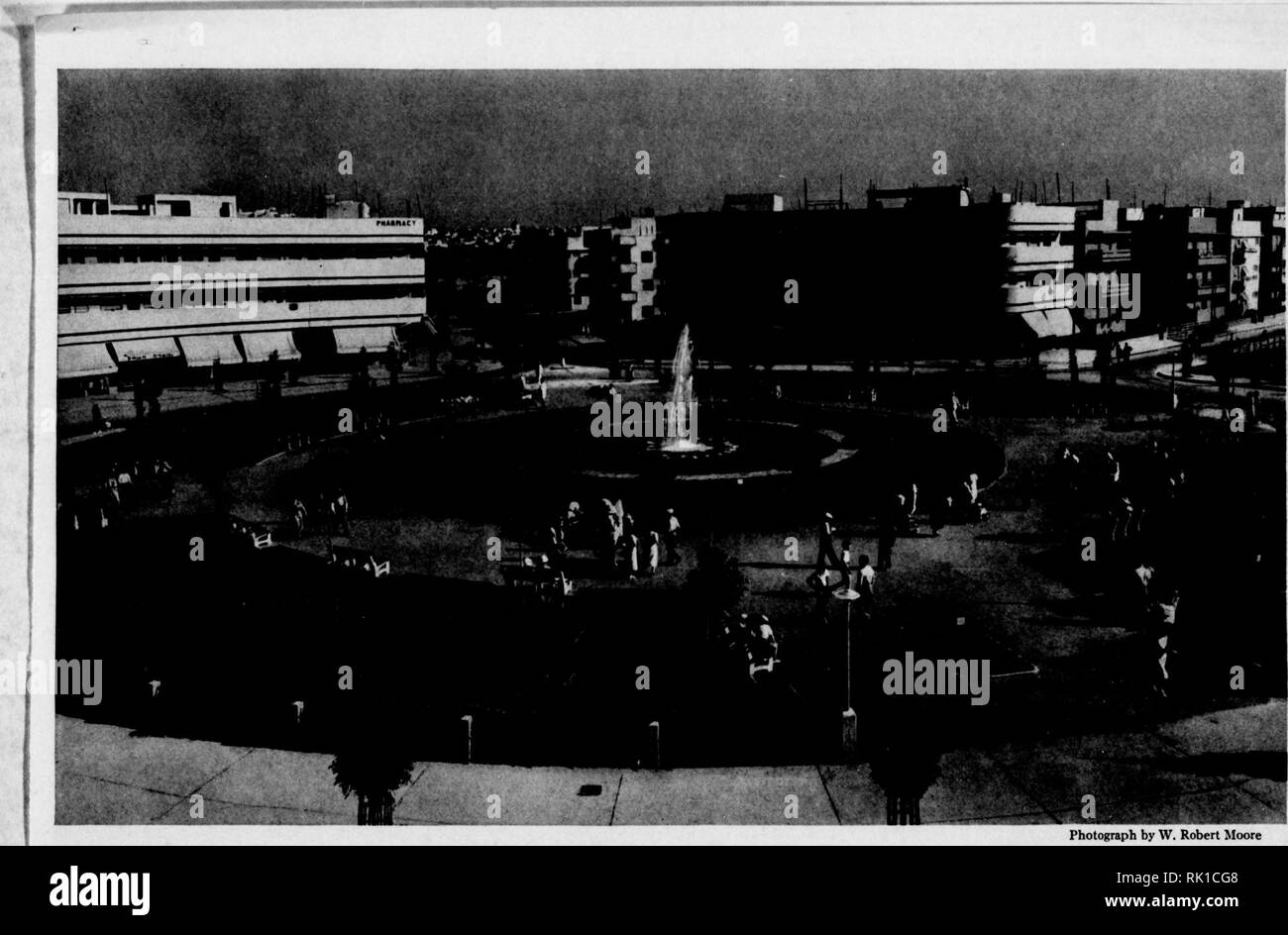 . Arthur e Fritz Kahn 1889-1932 di raccolta. Kahn, Fritz 1888-1968; Kahn, Arthur David 1850-1928; Storia Naturale illustratori; storia naturale. Fotografia di W. Robert Moore DIZENGOFF CERCHIO DI TEL AVIV, il miracolo di città, che ha forma di fungo IN POCHI ANNI DA VUOTO SANDS tra tutta la popolazione di 150.000 o più, uno vede pochi genti. Qui sono la Palestina i migliori teatri, orchestre, la maggior parte delle sue macchine da stampa-infatti, qui è il centro della sua vita intellettuale, proprio come il suo hub di politici è a Gerusalemme (pagina 708). Anche qui sono le distillerie che producono un profumo, una facto Foto Stock