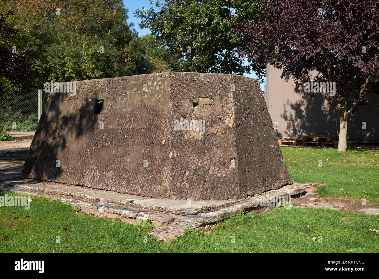 Un calcestruzzo cellulare Bison scatola di pillole al Lincolnshire Aviation Heritage Center, East Kirkby, Lincolnshire, Regno Unito. Foto Stock
