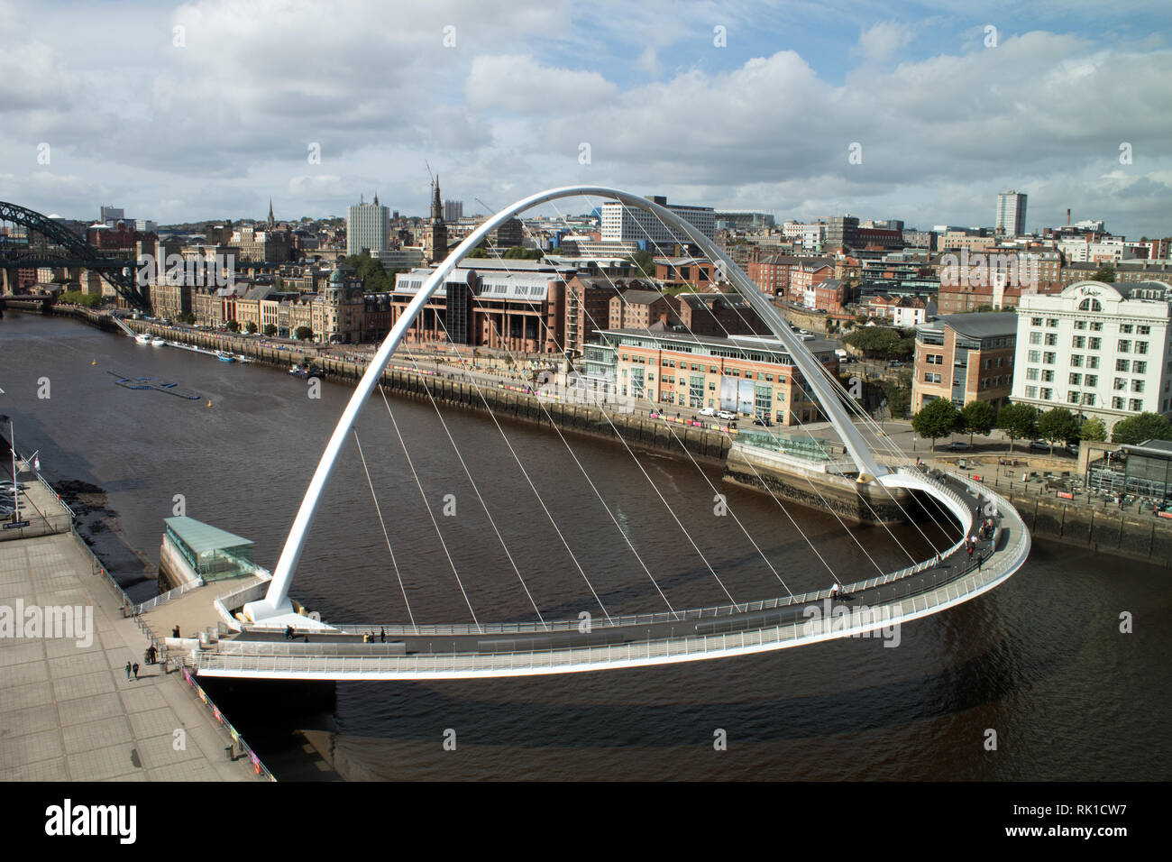 Il Gateshead Millennium Bridge, a pedoni e ciclisti inclinare ponte che attraversa il fiume Tyne, Newcastle England Regno Unito Foto Stock