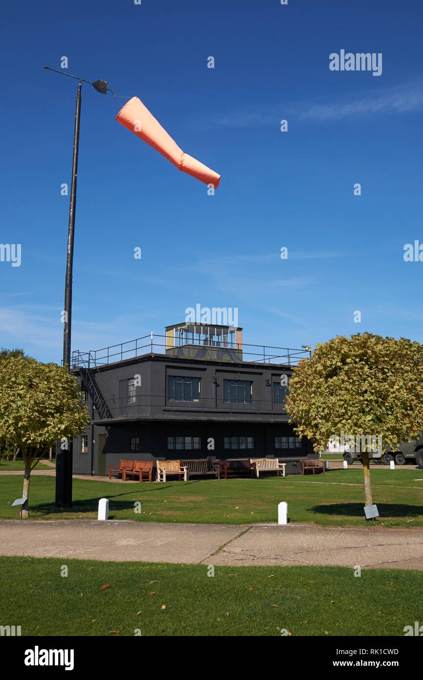 Indicatore del vento e del controllo del traffico aereo la costruzione presso il Lincolnshire Aviation Heritage Center, East Kirkby, Lincolnshire, Regno Unito. Foto Stock