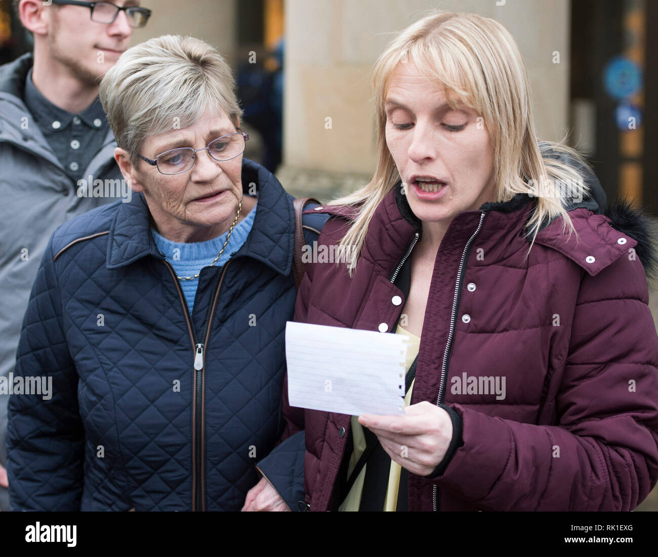 Margaret Hanlon (sinistra) e Lynne Bryce, la madre e la sorella di Julie Reilly indirizzo la media al di fuori della High Court di Glasgow dopo Andrew Wallace, 42, è stato incarcerato a vita e ordinati per servire almeno 28 anni dietro le sbarre dopo aver ammesso l' omicidio di sua sorella. Foto Stock