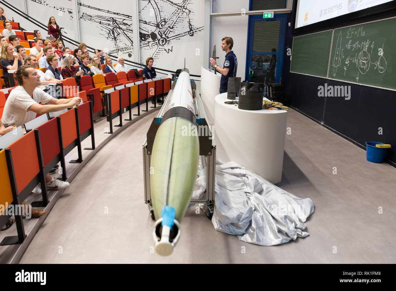 Ingegneria aerospaziale gli studenti dell'Università Tecnica di Delft a lavorare sul loro razzo, la Stratos III Foto Stock