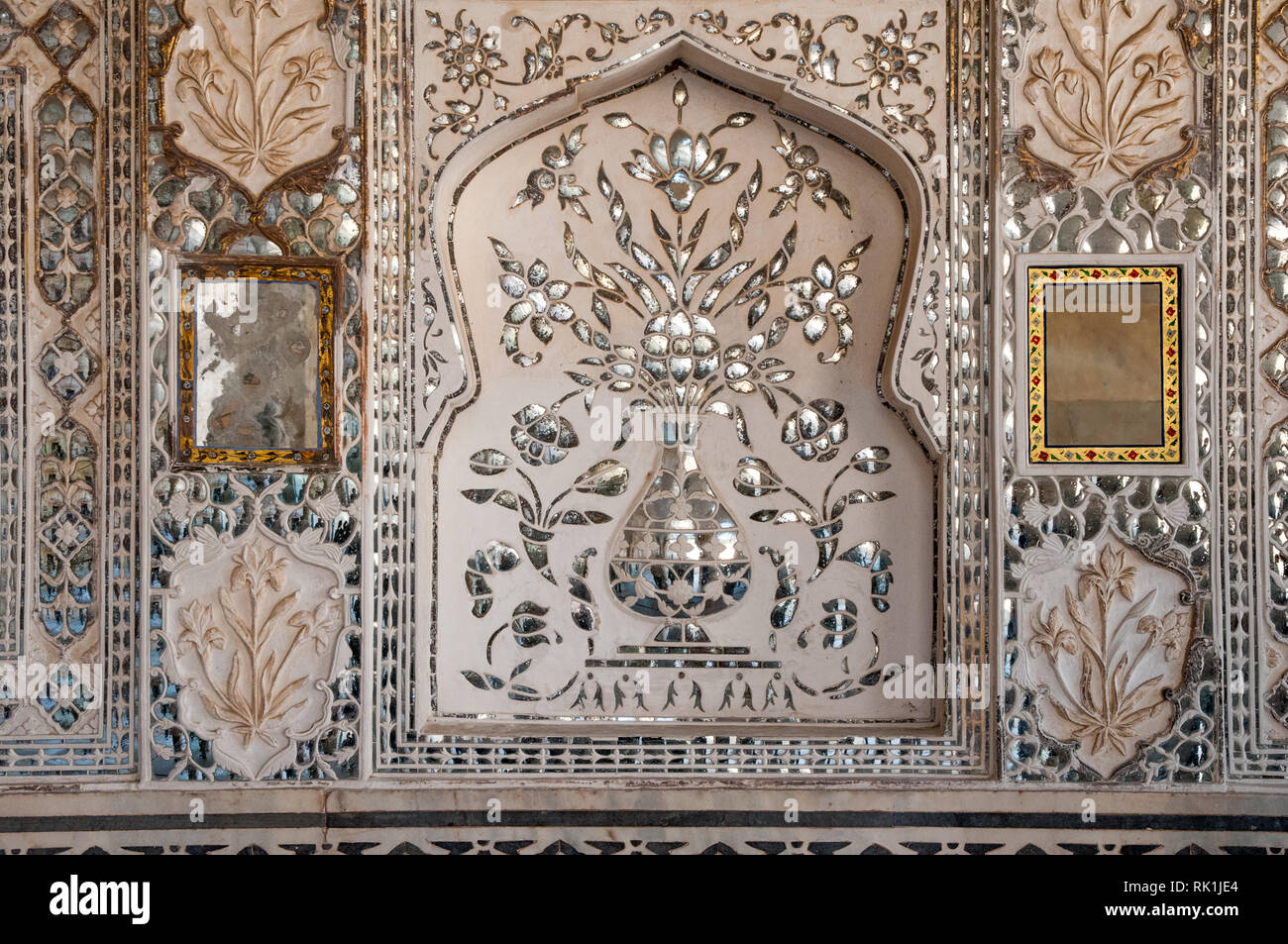 Sheesh Mahal, il Mirror Palace, un famoso palazzo nel terzo cortile del Forte Amer a Jaipur, Rajasthan, India. Foto Stock