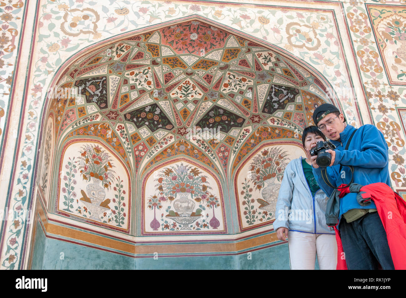 I turisti a Ganosh Pol, un palazzo nel primo cortile di Forte Amer a Jaipur, India. Forte Amer o Forte Amber è un sito Patrimonio Mondiale dell'UNESCO Foto Stock