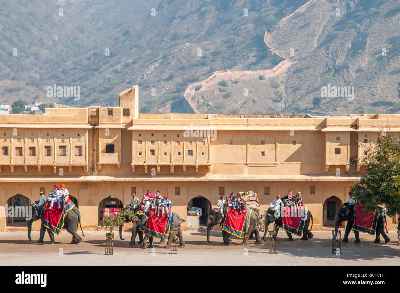 Fino a Amber Fort sull'Elefante. Amer Fort o Amber Fort completato nel 1592 è stata la residenza del Rajput Maharajas a Jaipur, India. Foto Stock
