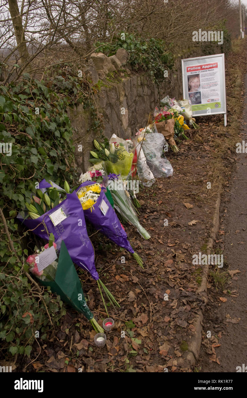 Joanna Yeates assassinio in Clifton, Bristol, Regno Unito nel 2010. Il sito in cui il corpo è stato trovato con una fotografia a sinistra con fiori e un iscrizione su Foto Stock