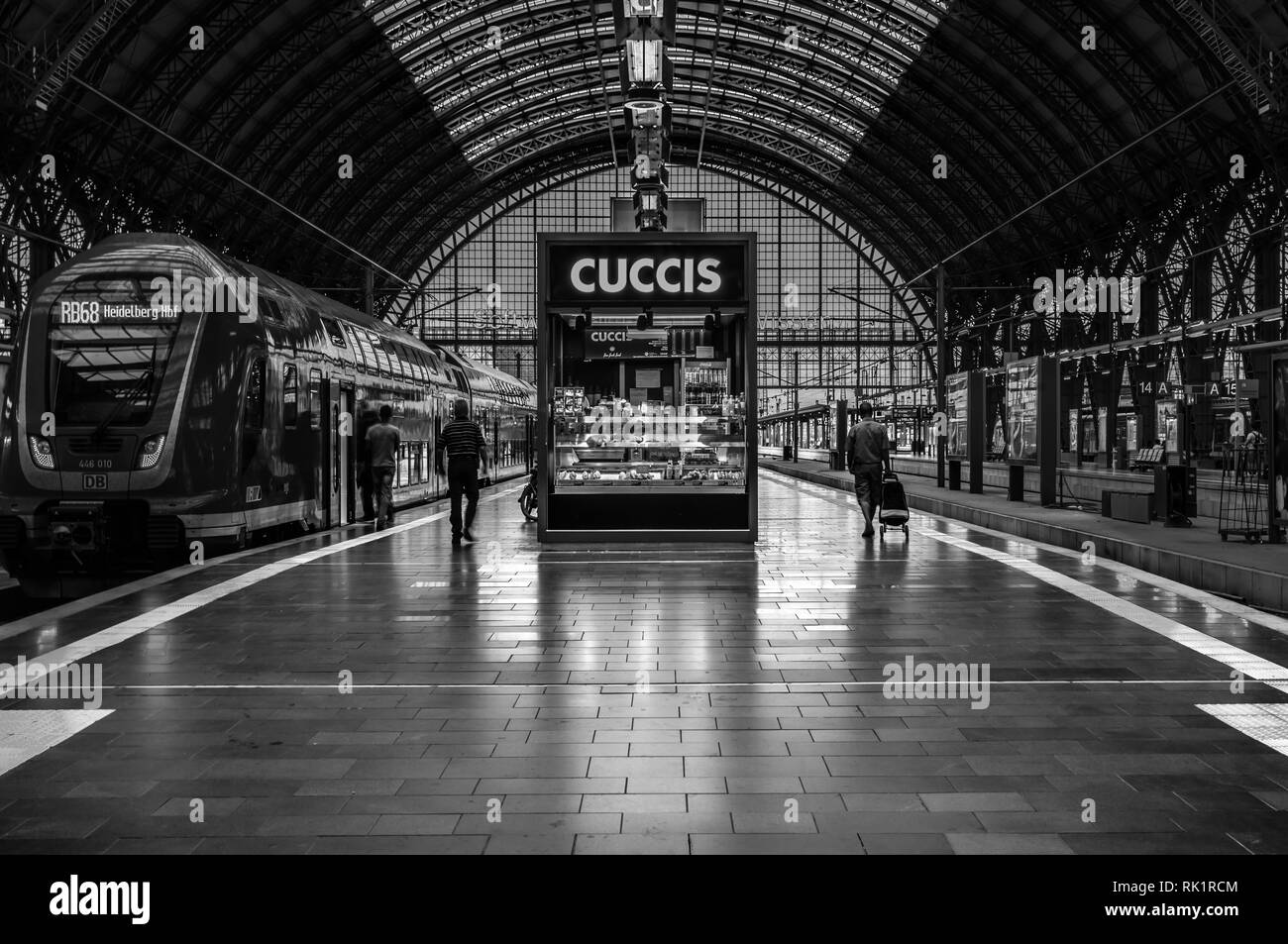Frankfurt am Main, Hesse / Germania - 07 23 2018: viaggiatori a piedi a un Avviso di treno locale sulla piattaforma nella principale stazione ferroviaria Foto Stock