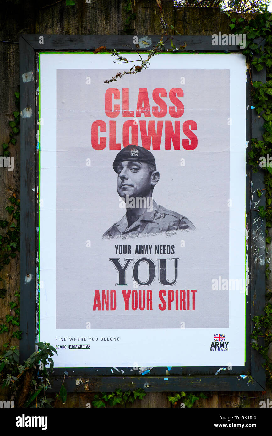 Esercito britannico poster di reclutamento 'Classe di clown il tuo esercito ha bisogno di voi e il vostro spirito' sul display a Cardiff University campus Wales UK KATHY DEWITT Foto Stock