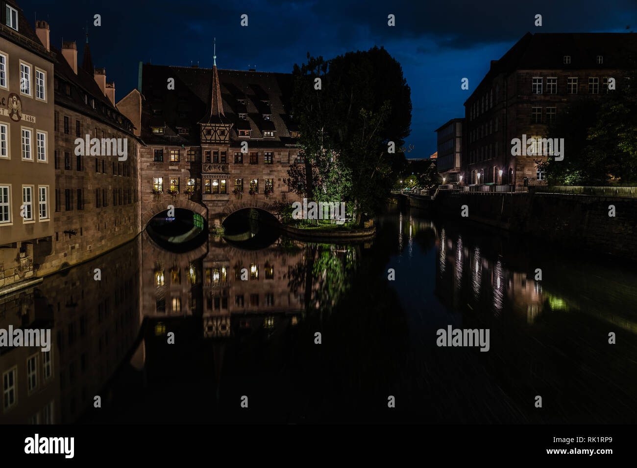 Neurenberg, Baviera / Germania - 07 26 2018: turisti visualizzazione città vecchia , riflesso nell'acqua di notte Foto Stock