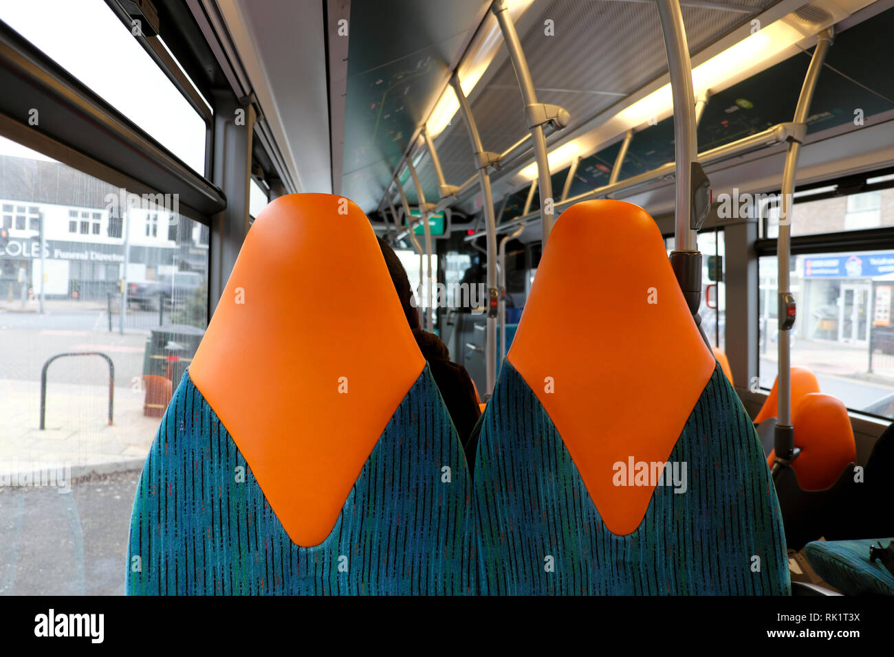 Il poggiatesta e la tappezzeria su posti a sedere interni Cardiff autobus pubblici in Wales UK KATHY DEWITT Foto Stock