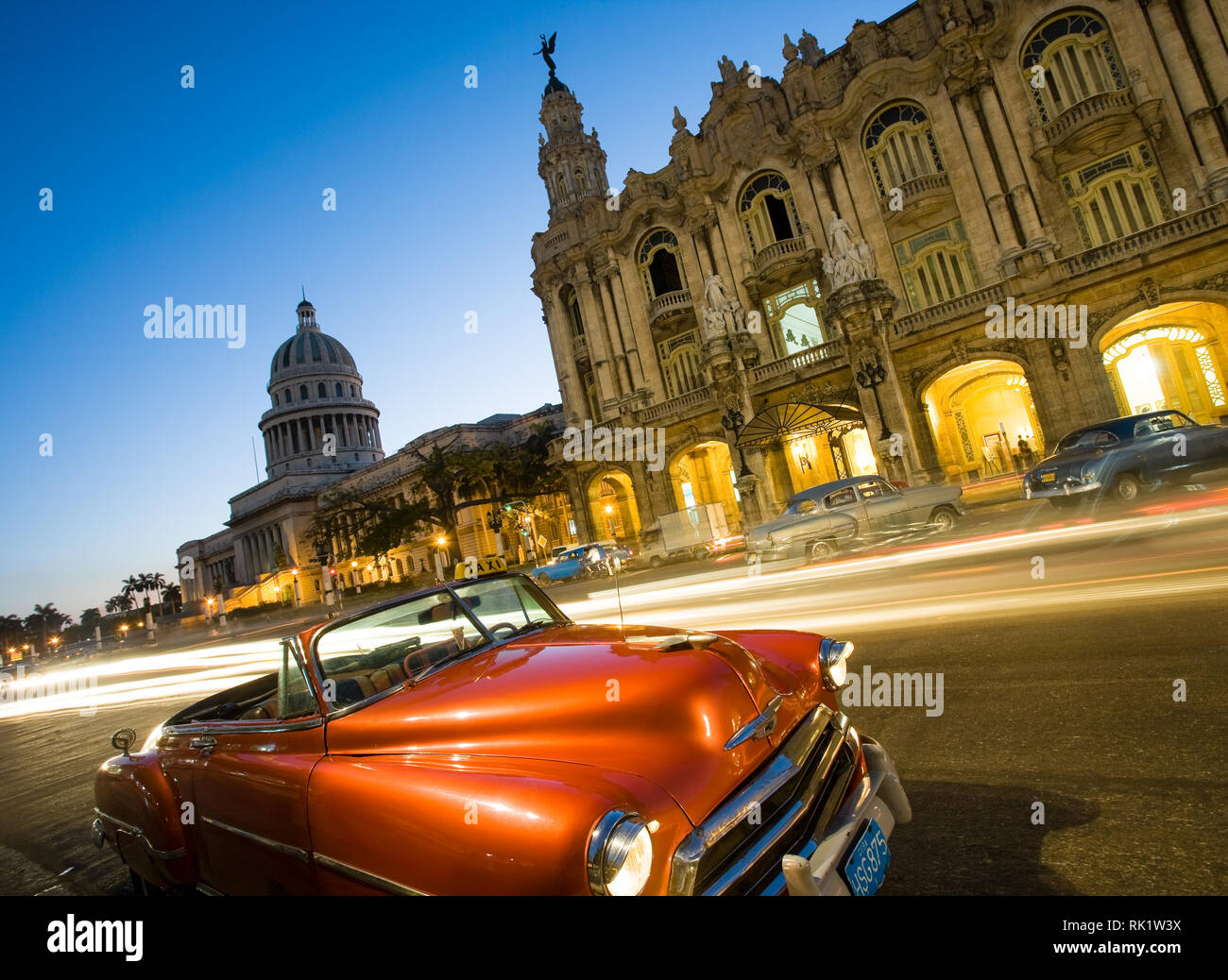 L'Avana, Cuba; Gran Teatro e Capitolio al crepuscolo Foto Stock